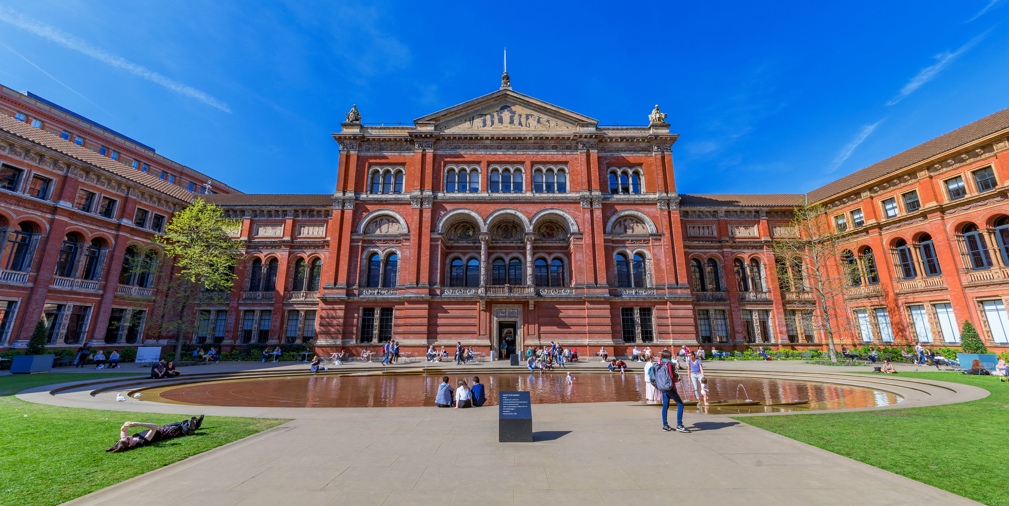 Victoria and Albert museum facade with people walking in London, UK – Stock  Editorial Photo © AndreaA. #107984028